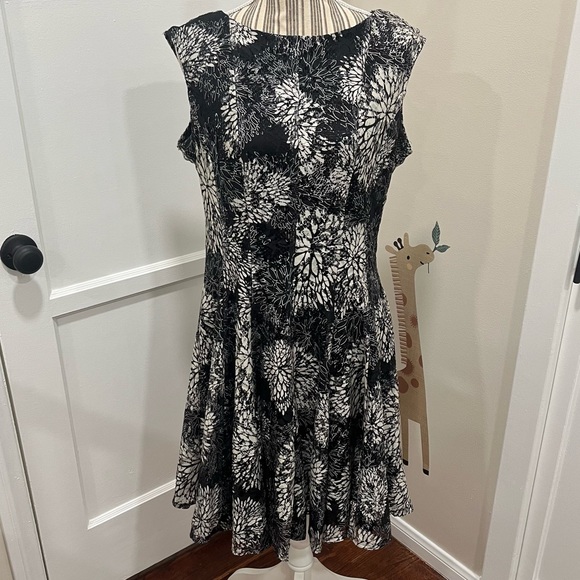 Dresses & Skirts - Women’s Black & Gray Floral Dress
